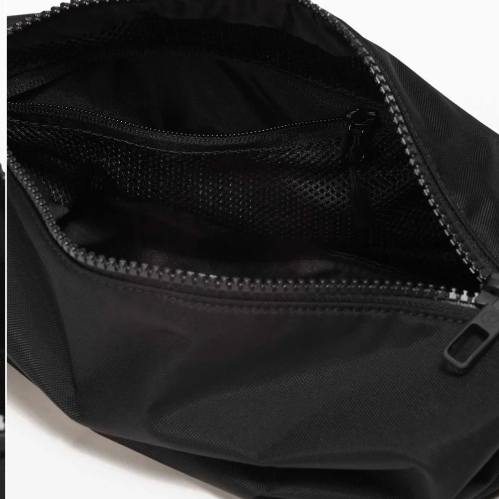 Lululemon Command The Day Kit *5L, Black (Fourth Release) - Picture 4 of 11